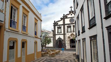 portugal_azoren_sao-miguel_ponta-delgada_centrum_straat_terras_kerk_shutterstock_52204321