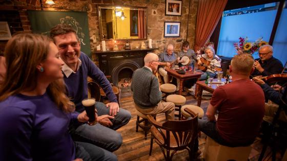 noord_ierland_county-down_rostrevor_pub_muziek_mensen_guinness_toerisme_ireland