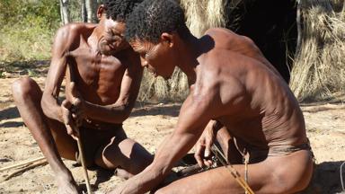 namibie_kalahari_san_bosjesmannen_vuur-maken_locals_f