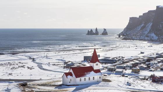 ijsland-zuid-vik-winter-kerkje-vik-i-myrdal-church_pixabay.jpg