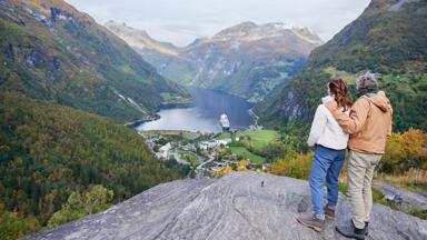 Holland America Line_algemeen_stel kijkend vanaf rotpunt naar fjord_h