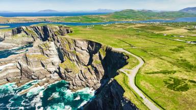 ierland_county-kerry_ring-of-kerry_klif_zee_golf_weg_landschap_berg_getty