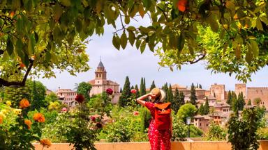 spanje_andalusie_granada_alhambra_uitzicht_reiziger_GettyImages-1330169858 (4)