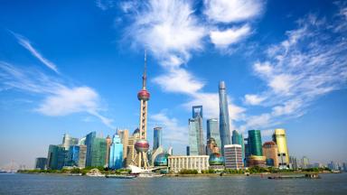 china_shanghai_metropool_wolkenkrabbers_skyline_water_lucht_shutterstock