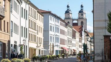 duitsland_saksen-anhalt_wittenberg_straat_kerk_mensen_winkels_pixabay