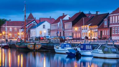 denemarken_zuid-denemarken_ribe_avond_gracht_haven_boten_verlichting_getty (2)