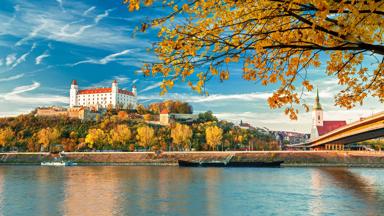 slowakije_bratislava_donau_kasteel_rivier_brug_kerk_herfst_shutterstock_1908116218