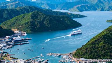 nieuw-zeeland_zuidereiland_picton_panorama_tirohanga-track_haven_boten_eilanden_shutterstock