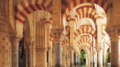 spanje_andalusie_cordoba_mezquita-kathedraal_binnenkant-rood-witt-bogen_getty
