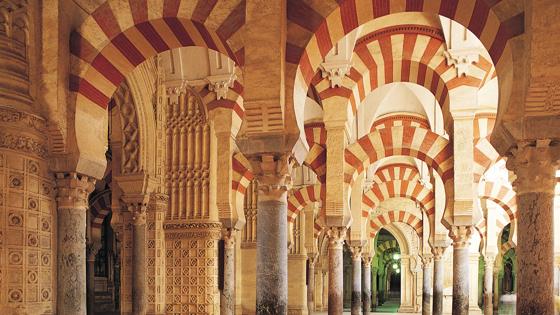 spanje_andalusie_cordoba_mezquita-kathedraal_binnenkant-rood-witt-bogen_getty