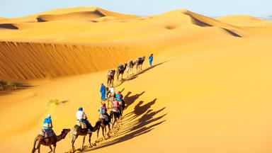 marokko_erg-chebbi-woestijn_merzouga_woestijn_kameel_tocht_mensen_zandduinen_schaduw_sahara_b