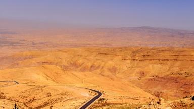 jordanie_mount-nebo_uitzicht-vanaf-mount-nebo_weg_landschap_f.jpg