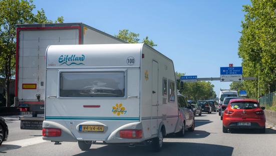File, verkeersdrukte op buitenlandse snelweg.