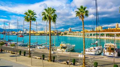 spanje_andalusie_malaga_haven_promenade_palmboom_boot_shutterstock_451402147