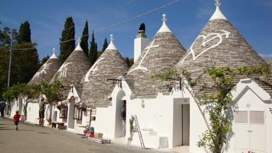 italie_apulie_alberobello_trullo_straat_man_straatbeeld_pixabay