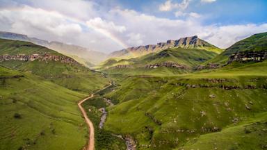 lesotho_drakensbergen_sani-pass_uitzicht_regenboog_gebergte_weg_b