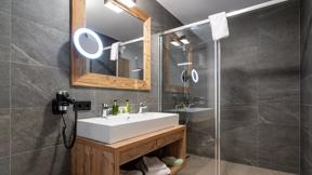 Vaya Fieberbrunn_Oostenrijk_fine-living-resort_ bathroom 2pk 