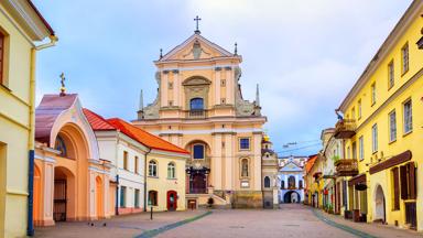 litouwen_vilnius_poort-van-het-morgenrood_kerk_gekleurd-huis_shutterstock_487314415