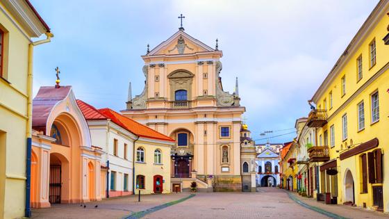 litouwen_vilnius_poort-van-het-morgenrood_kerk_gekleurd-huis_shutterstock_487314415