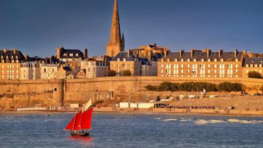 frankrijk_bretagne_saint-malo_kust_kerktoren_kade_zeilboot_pixabay