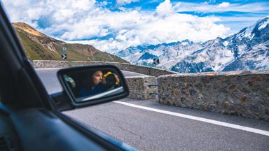 italie_zuid-tirol_stelviopas_auto_weg_spiegel_bergen_shutterstock