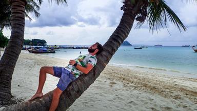 thailand_koh-phi-phi_luieren-in-palmboom_strand_w.jpg