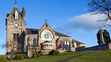 schotland_perthshire_pitlochry_kerk_wandelpad_kruis_gras_boom_getty