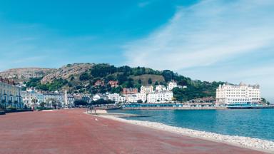 wales_llandudno_badplaats_boulevard_zee_kust_rotsen_kliffen_shutterstock
