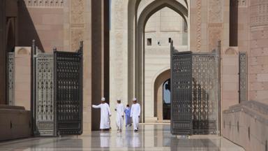 oman_muscat_de Grote moskee van Sultan Qaboos-mannen bij moskee_b