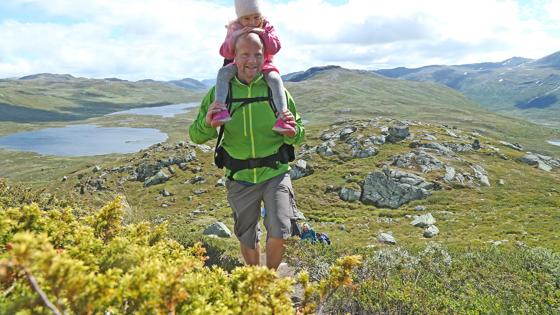 noorwegen_oost-noorwegen_hemsedal_vader-kind-wandelen-bergen_jNils-Erik_Bjørholt