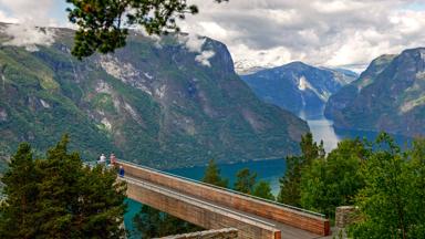 noorwegen_vestland_aurland_stegastein_uitkijkpunt_aurlandsfjord_mensen_getty