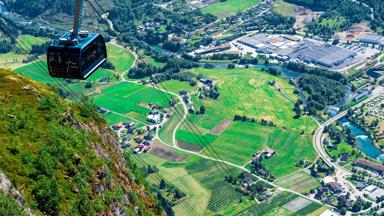 noorwegen_vestland_nordfjord_loen_skylift_kabelbaan_uitzicht_berg_weiland_brug_stad_getty