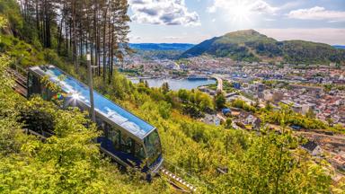 noorwegen_vestland_bergen_floybanen_tram_kabelbaan_berg_shutterstock_524033386