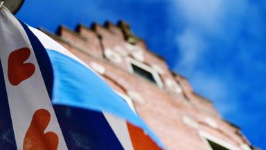 nederland_friesland_sneek_vlag_pompebleden_gevel_GettyImages-1176767181