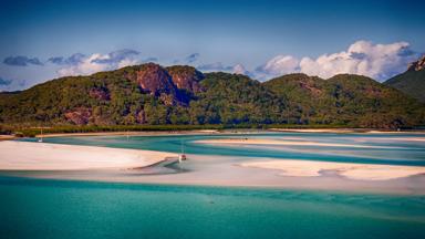australie_queensland_whitsundays_strand_eiland_boot_personen-in-blauwe-zee_b