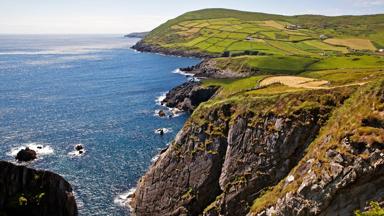ierland_beara-peninsula_ring-of-beara_cork_allihies_landschap_kust_rots_klif_zee_heuvel_gras_weiland_getty