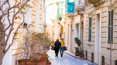 malta_mdina_rabat_straat_mensen_wandelen_GettyImages-932953768.jpg