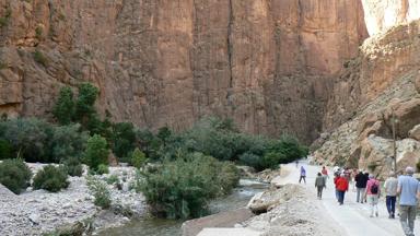 marokko_draa-tafilalet_tinghir_todrakloof_mens_wandelen_pad_rivier_w