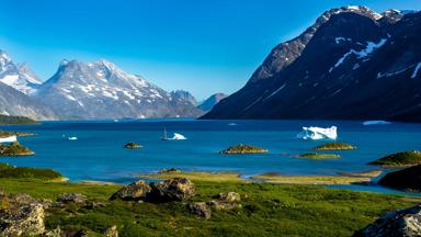 groenland_groenlands-fjord_yacht_ijsberg_uitzicht_zee_gebergte_sneeuw_groen_shutterstock