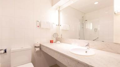 Hotel_Nederland_Lelystad_Leonardo-Hotel-Lelystad-Twin-Room-Bathroom-2_H