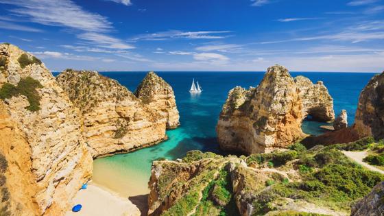 portugal_algarve_kust_rotsen_zeilboot_zee_shutterstock