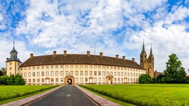 duitsland_noordrijn-westfalen_hoexter_corvey_klooster_oprijlaan_getty-926740846