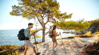 Griekenland, stel, wandelen - GettyImages-1904612573