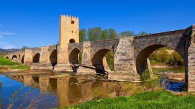 spanje_castilie-en-leon_burgos_ebro-rivier_middeleeuwse-stenen-brug_shutterstock