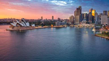 australie_nieuw-zuid-wales_sydney_uitzicht-vanaf-harbour-bridge_sydney-harbour_sydney-opera-house_skyline_zonsondergang_shutterstock