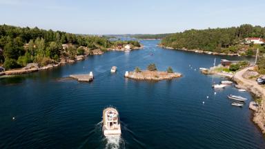 noorwegen_aust-agder_lillesand_fjord_justoy-brug-uitzicht_boot_eilandjes_getty-479488063