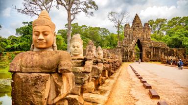 cambodja_siem-reap_siem-reap_rondreis-cambodja_zuidpoort-van-angkor-thom-complex_tempel_bomen_shutterstock
