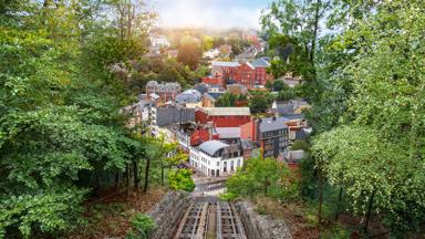 belgie_luik_spa_ardennen_mineraal_kabeltrein_rails_bossen_groen_stad_shutterstock