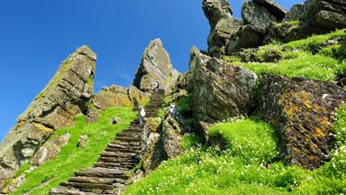 ierland_county-kerry_skellig-islands_skellig-michael_man_rots_trap_shutterstock