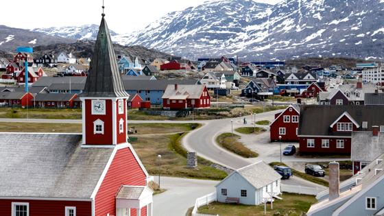 groenland_nuuk_katedraal_uitzicht_gebergte_sneeuw_gekleurde-huizen_shutterstock